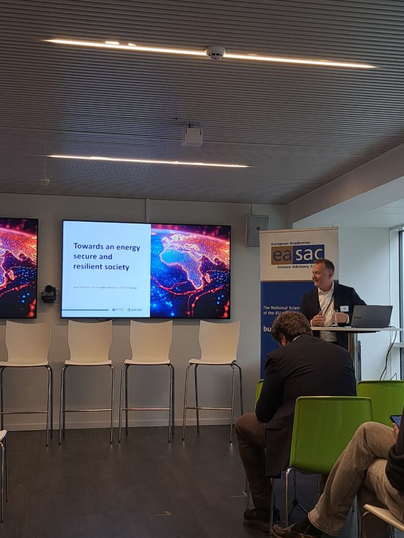Knut Samdal, SINTEF, gives a presentation about the journey toward an energy secure and resilient society